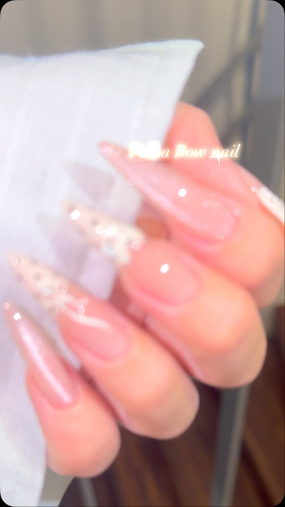 aura_glitter 게시물 이미지: Polka Bow nail✨
리본 자체에 도트가 콕콕🖤🖤
완전 아우라 취향인 신상...