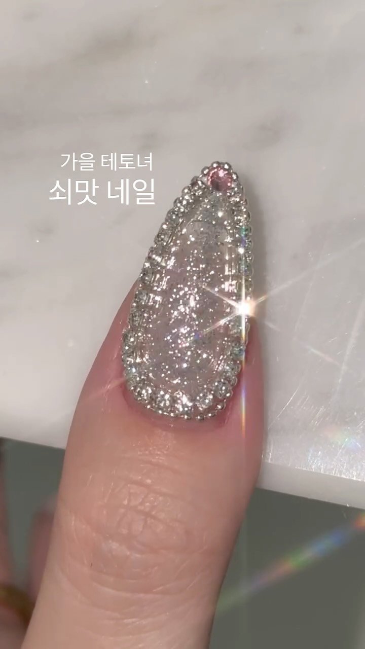 aura_glitter 게시물 이미지: 가을 테토녀 네일 🩶
[만능 라인젤] 엄청 반짝이고
발림성도 좋아요 👍🏻
가을,...