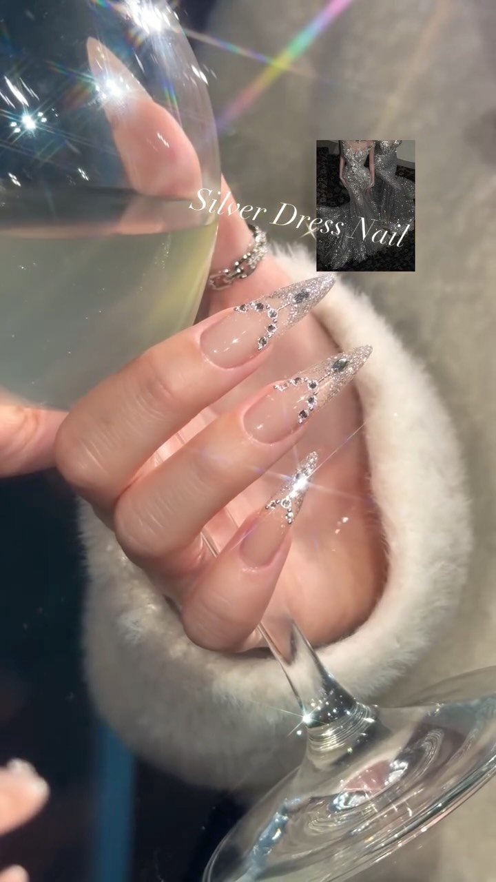 aura_glitter 게시물 이미지: Silver Dress Nails ✨
[비즈 시리즈- 10번 루미에르]
너무...