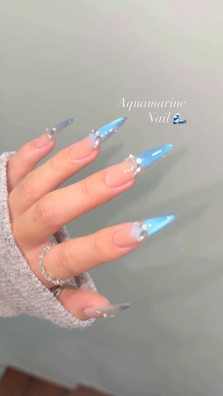 aura_glitter 게시물 이미지: 캐럿 ‘AM08 루시드 블루’
아쿠아마린 🌊
심해처럼 깊은 블루빛💙
사계절...