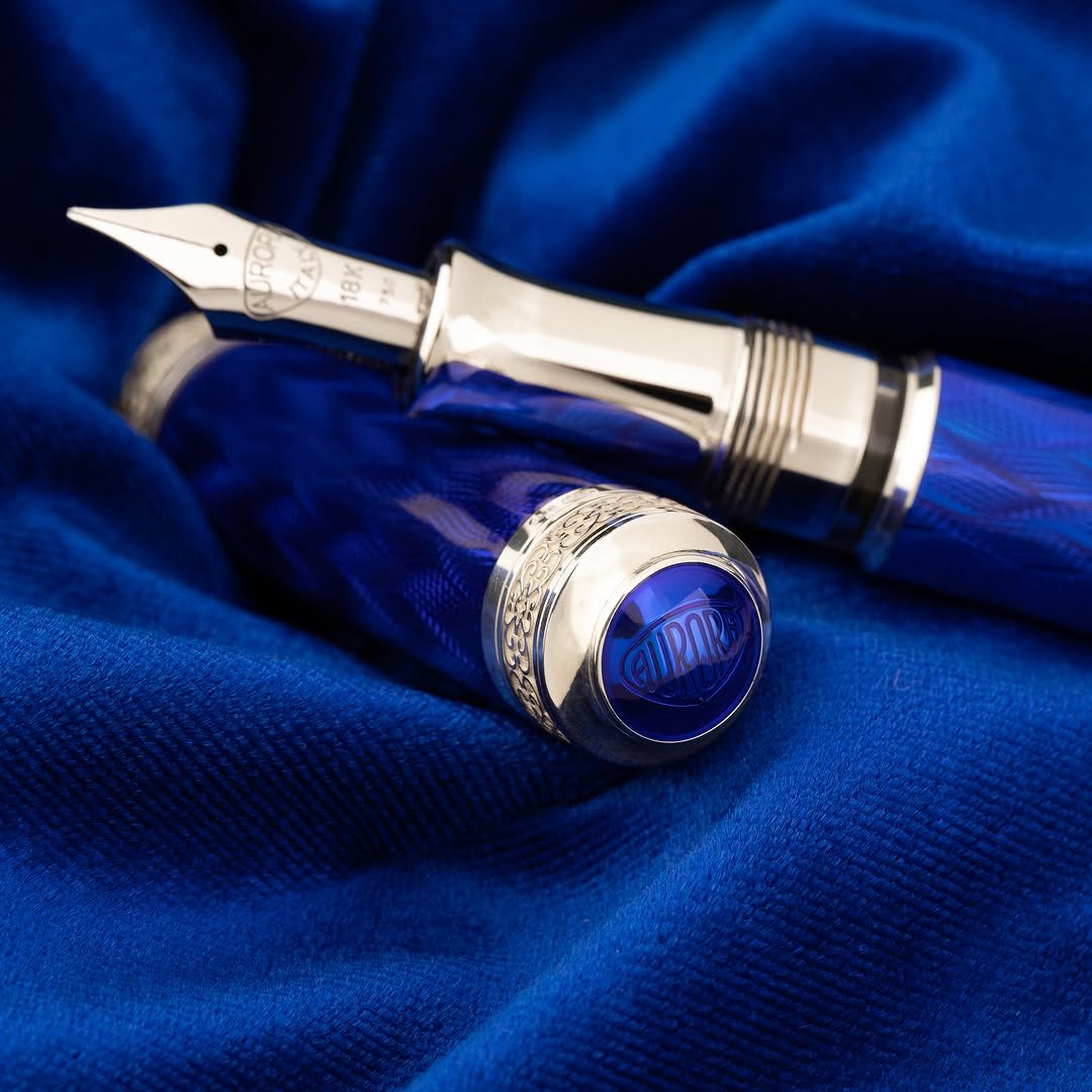 Photo by Aurora Pen in Aurora Pen. May be an image of pen and text that says '8 GIRAR'.
