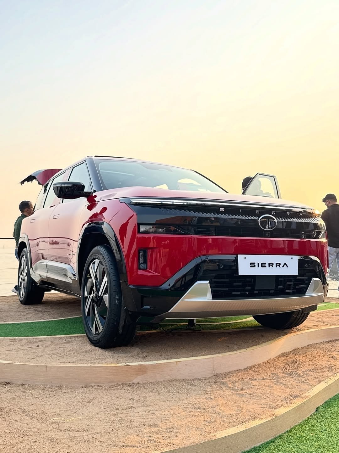 Photo by AUTOREVIEW on November 15, 2025. May be an image of car, wheel and text.