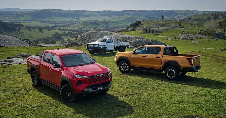 Photo by AUTOREVIEW on November 10, 2025. May be an image of jeep, truck, road and text.