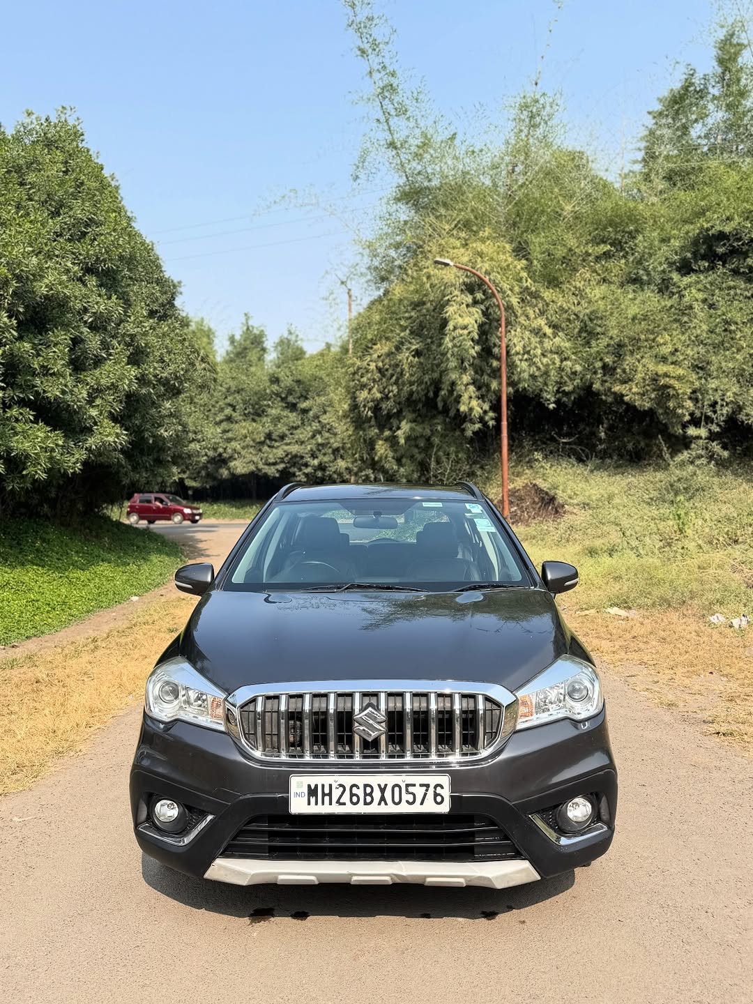 Photo by Autotorium on November 28, 2025. May be an image of jeep, sedan, wheel and text that says 'U GEID MH26BX0576'.