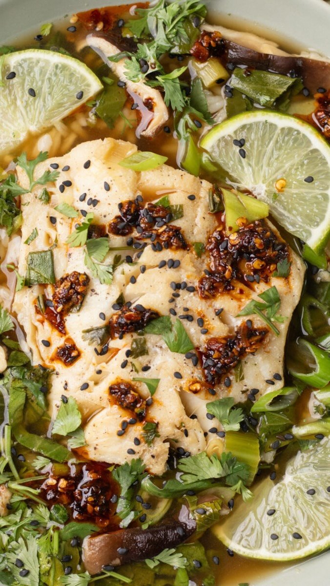 avocado_skillet 게시물 이미지: This one pot brothy cod is the high protein...