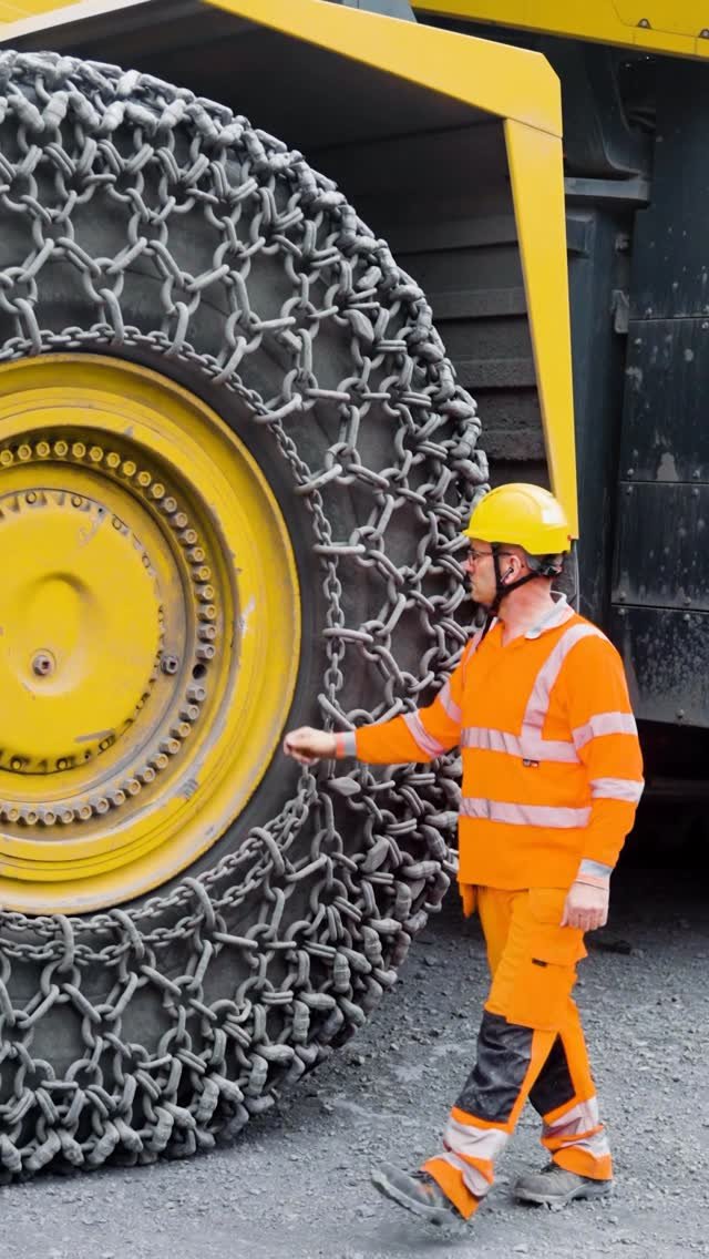 awesome_earthmovers 게시물 이미지: Read the story on Roadstone’s new Komatsu...