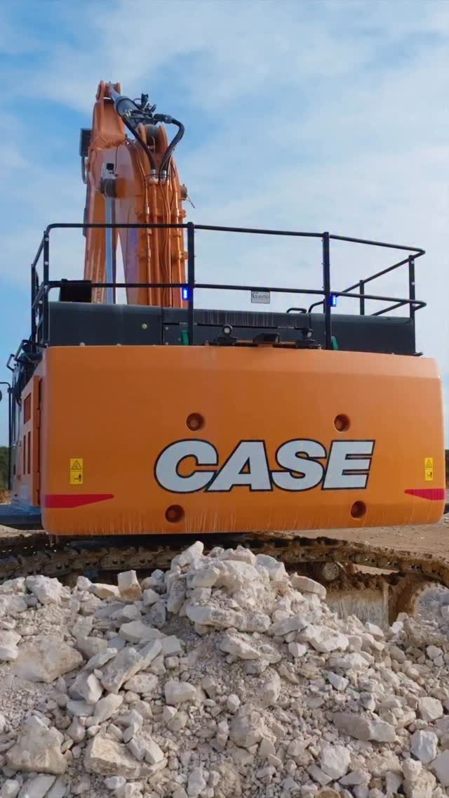 awesome_earthmovers 게시물 이미지: Case  CX750D loading a Bell B50E truck