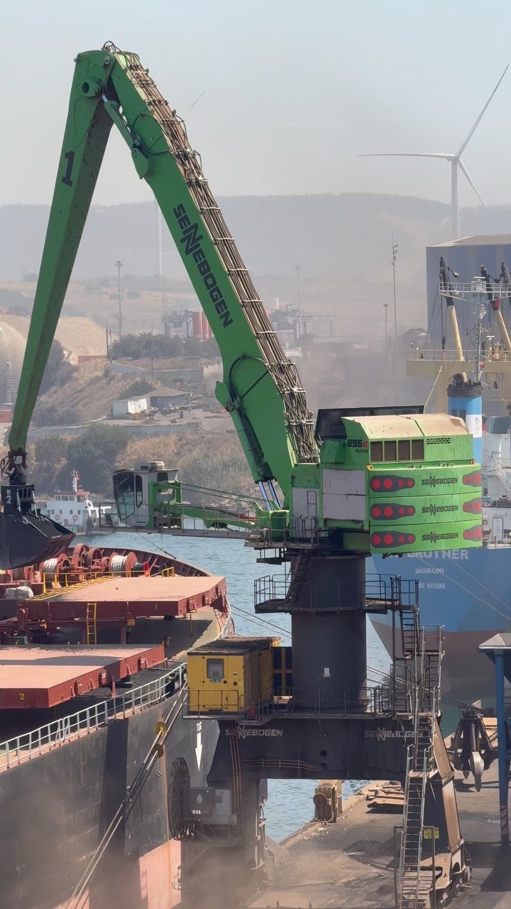 awesome_earthmovers 게시물 이미지: @sennebogen_official  895E working at a port...