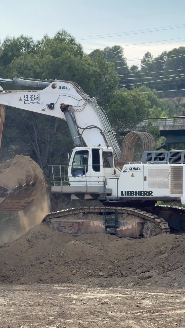 awesome_earthmovers 게시물 이미지: @semak_sa  Liebherr 984 loading a Terex TR60 truck