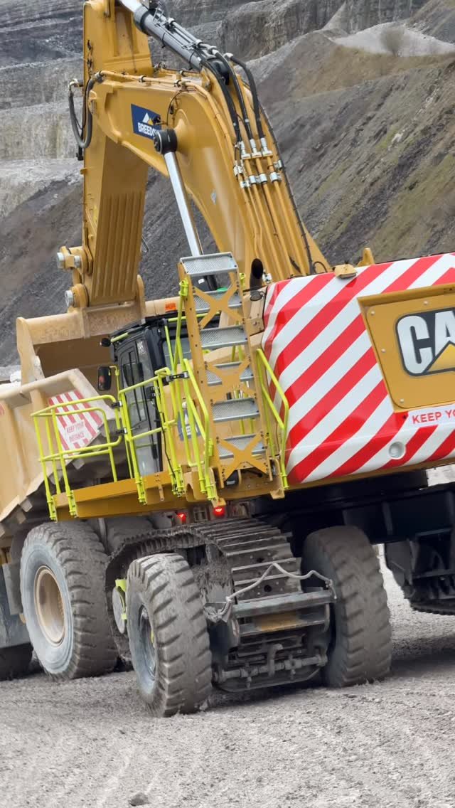 awesome_earthmovers 게시물 이미지: Following behind a Cat 395 that’s using...