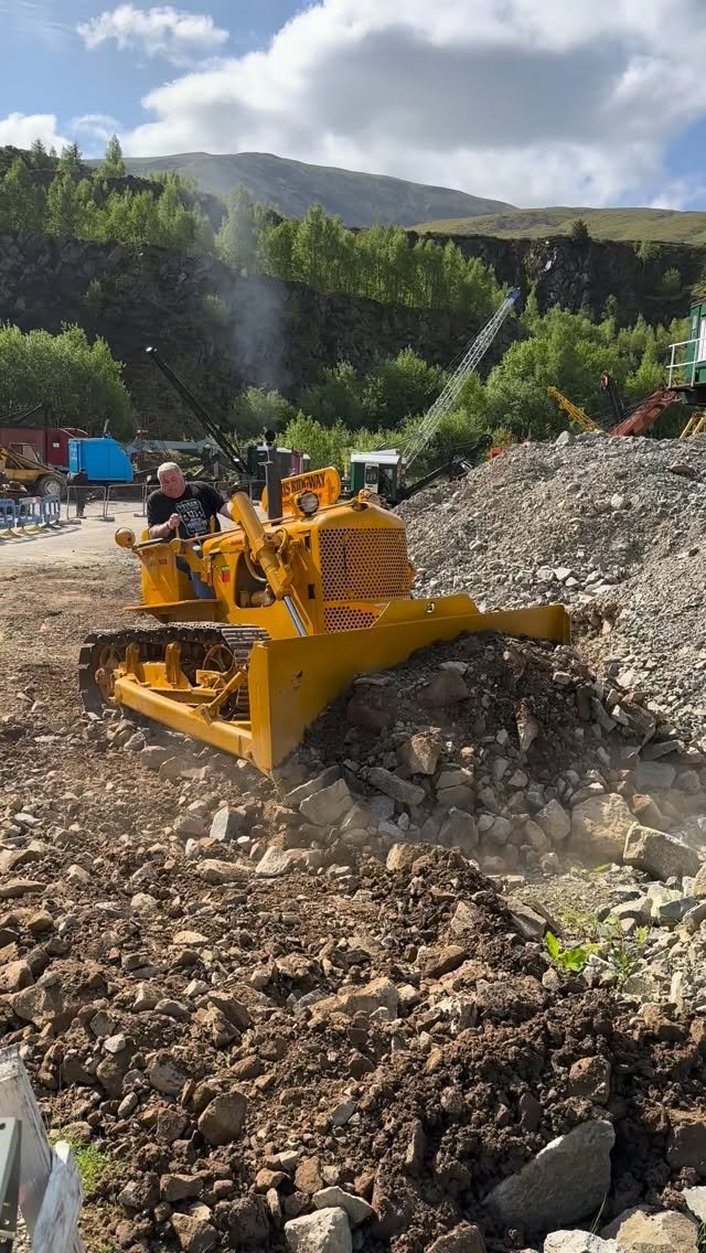 awesome_earthmovers 게시물 이미지: Restored Oliver dozer at work in Threlkeld quarry