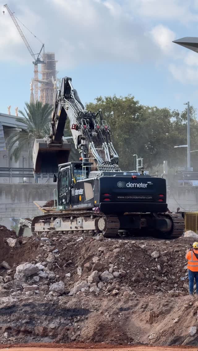 awesome_earthmovers 게시물 이미지: Liebherr R950 Demolition belonging to...