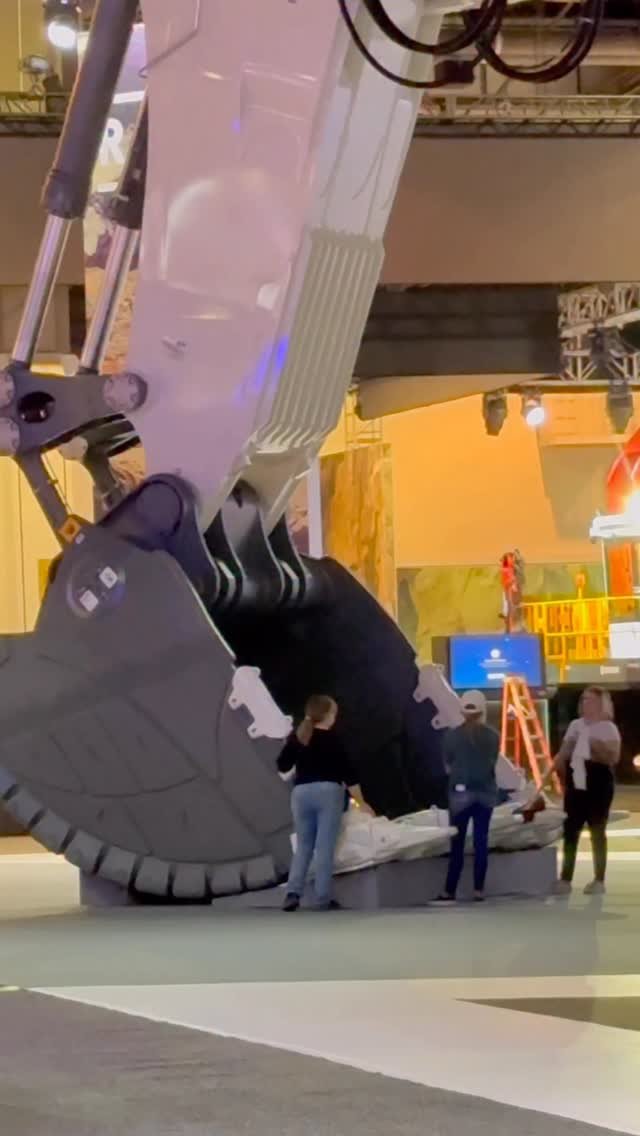 awesome_earthmovers 게시물 이미지: Liebherr 9400 getting a final polish before...