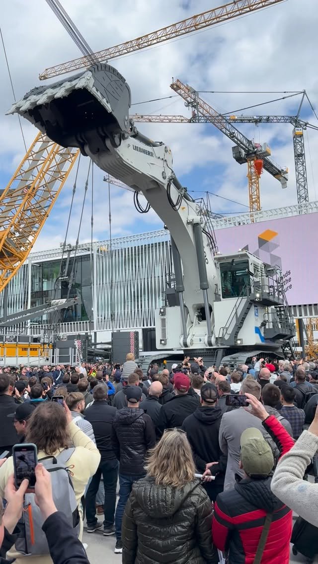 awesome_earthmovers 게시물 이미지: Electric Liebherr 9400 mining excavator at Bauma 2025