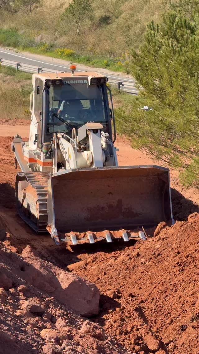 awesome_earthmovers 게시물 이미지: @hercal_diggers Liebherr 636 track loader at...