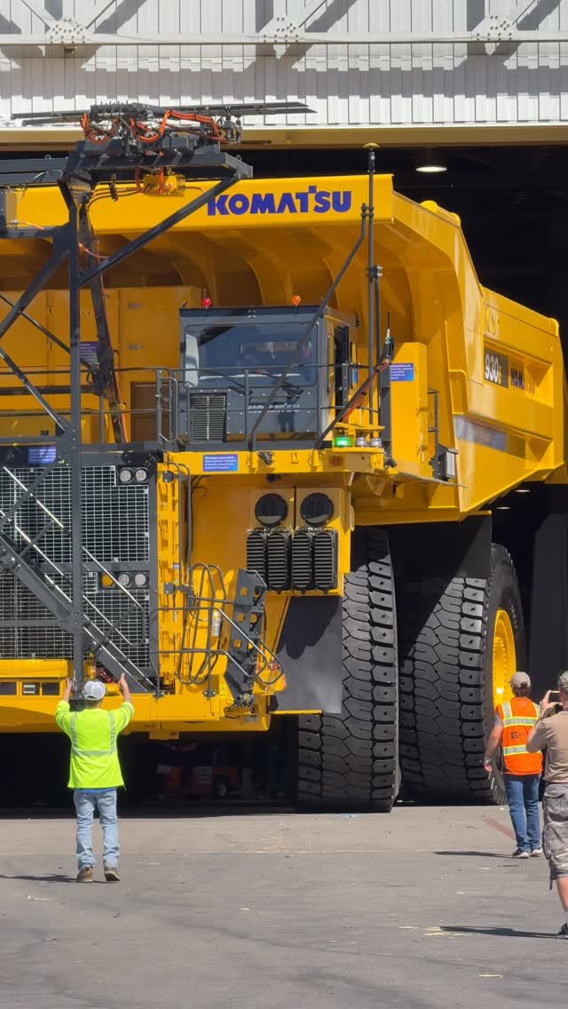 awesome_earthmovers 게시물 이미지: Komatsu Power Agnostic 930E truck leaving the...
