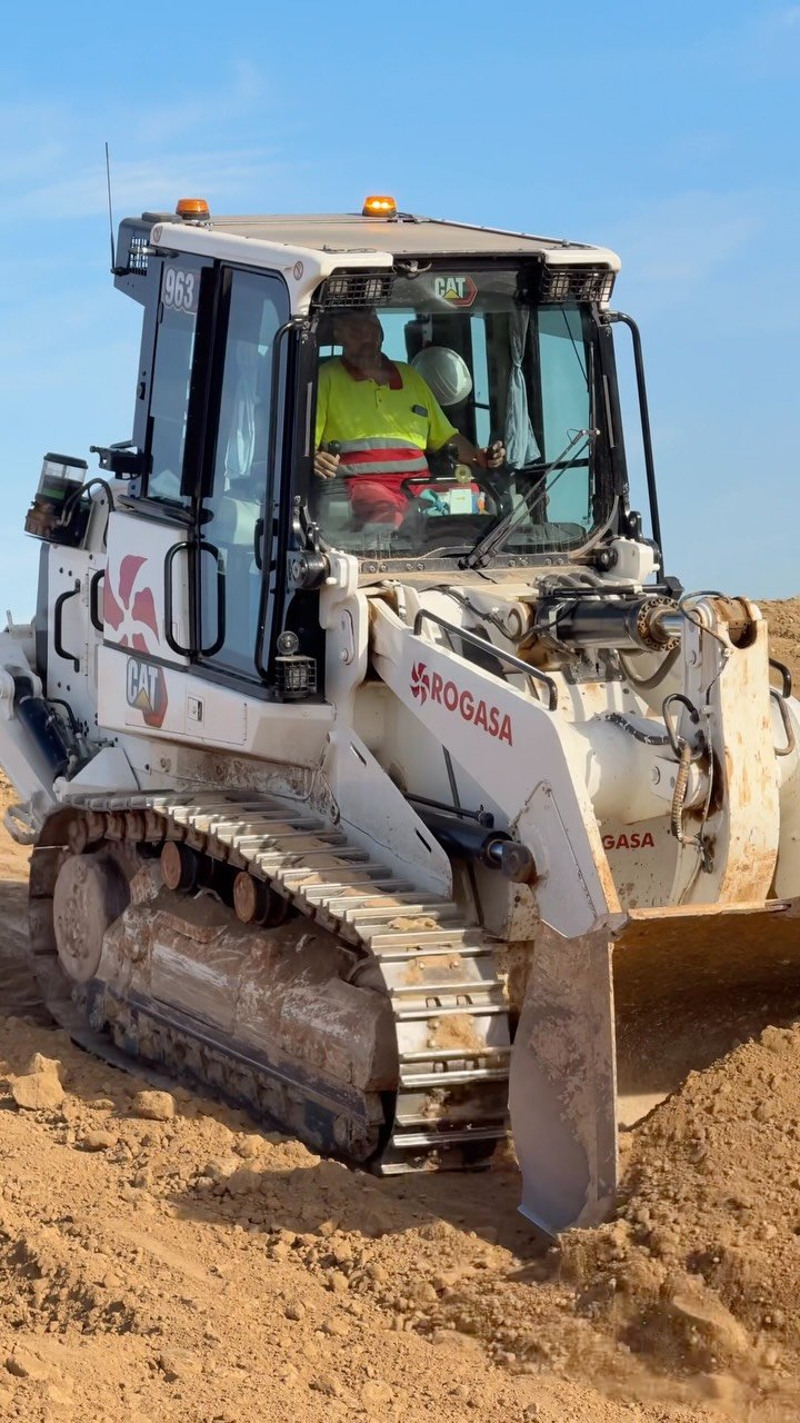 awesome_earthmovers 게시물 이미지: Rogasa Cat 963 track loader working on the...