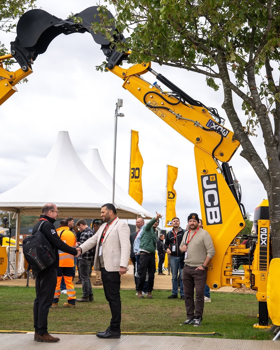 Photo shared by Awesome Earthmovers on September 27, 2025 tagging @jcbmachines. May be an image of ‎8 people, forklift, crane and ‎text that says '‎b .שחאן 30 20M 203 ٢ বरी He! JCB‎'‎‎.