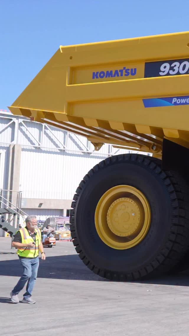awesome_earthmovers 게시물 이미지: Komatsu Power Agnostic 930E truck leaving MinExpo 204
