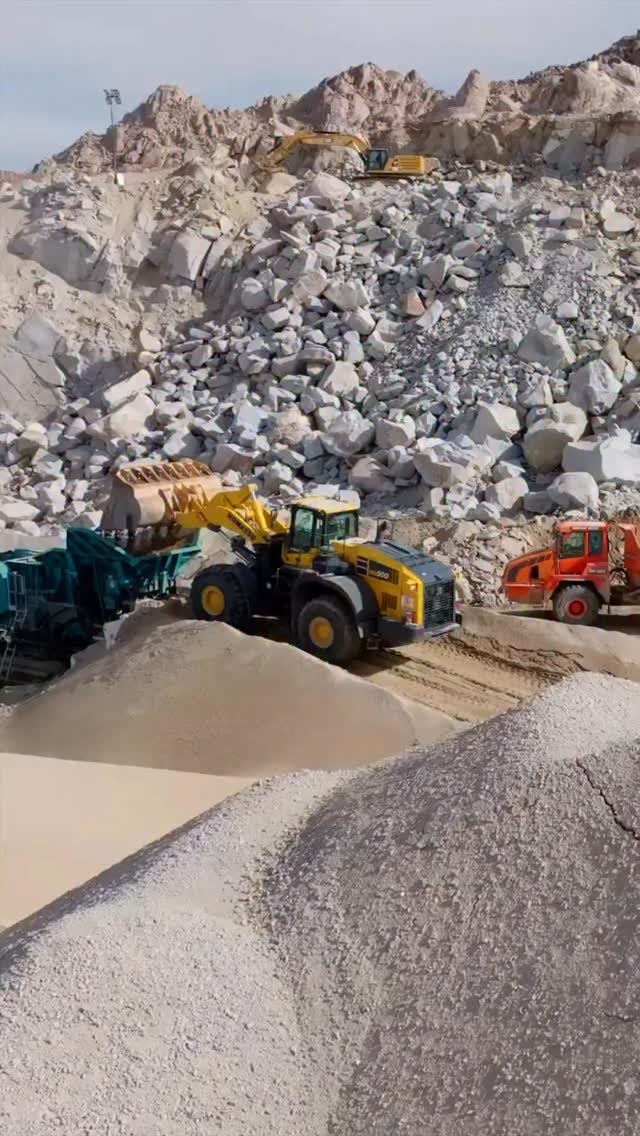 awesome_earthmovers 게시물 이미지: Lynx Cat Mountain Quarry in the Mojave desert...