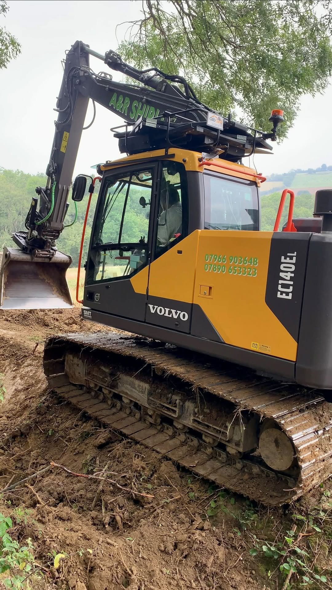 awesome_earthmovers 게시물 이미지: Volvo EC140LC with Steelwrist clearing out an...