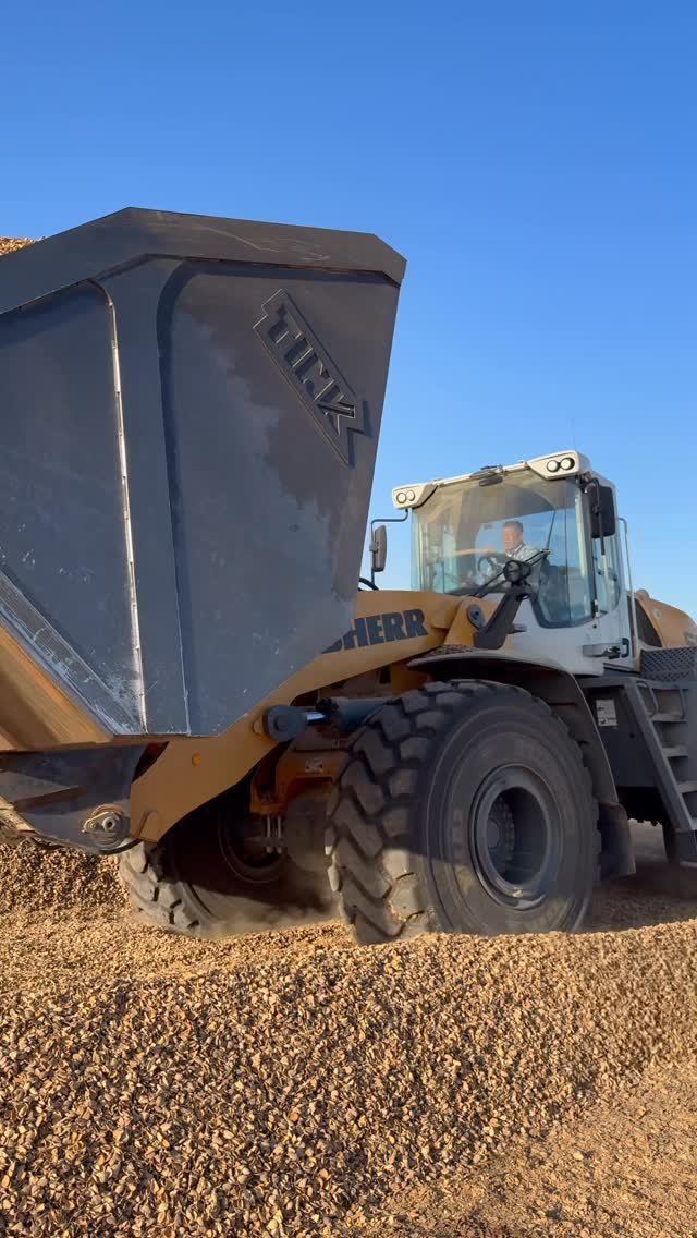 awesome_earthmovers 게시물 이미지: Liebherr 586 wheel loader with bulk bucket for...