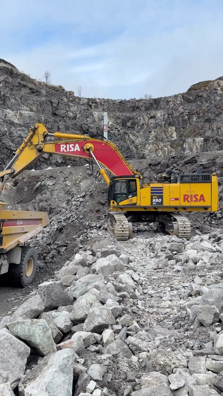 awesome_earthmovers 게시물 이미지: Komatsu PC950 loading a Komatsu HD605 truck...