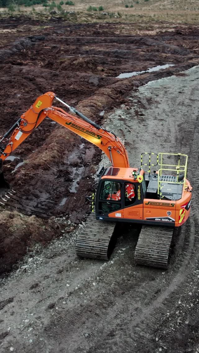 awesome_earthmovers 게시물 이미지: Jones Bros two new Develon DX160s working on a...