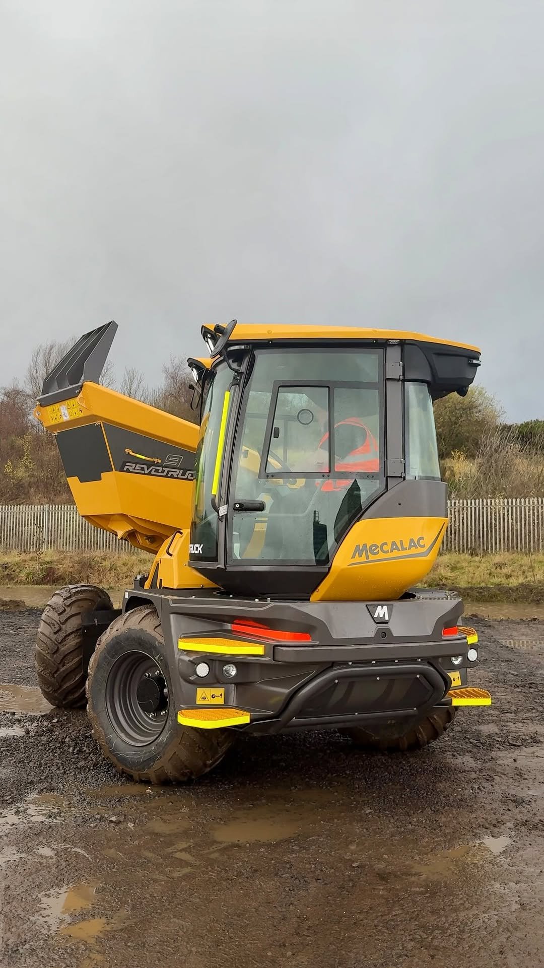 awesome_earthmovers 게시물 이미지: Mecalac Revotruck  9 with rotating cab and skip