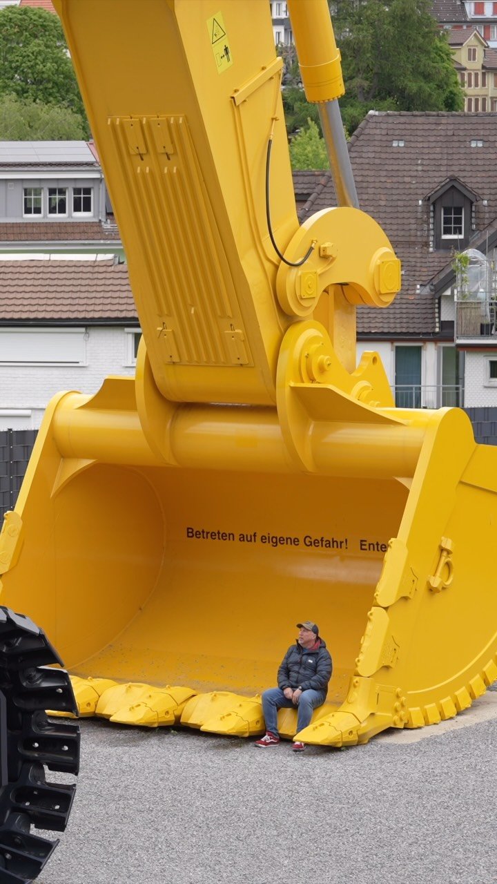 awesome_earthmovers 게시물 이미지: Komatsu PC8000 on static display in a town in...