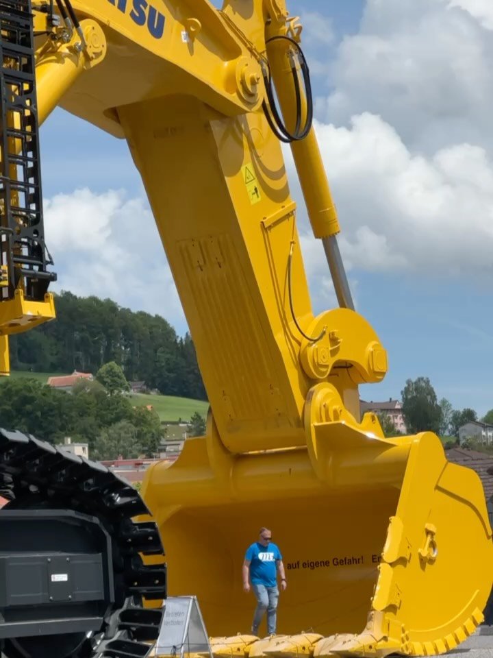 awesome_earthmovers 게시물 이미지: The Komatsu PC8000 has long been one of the...