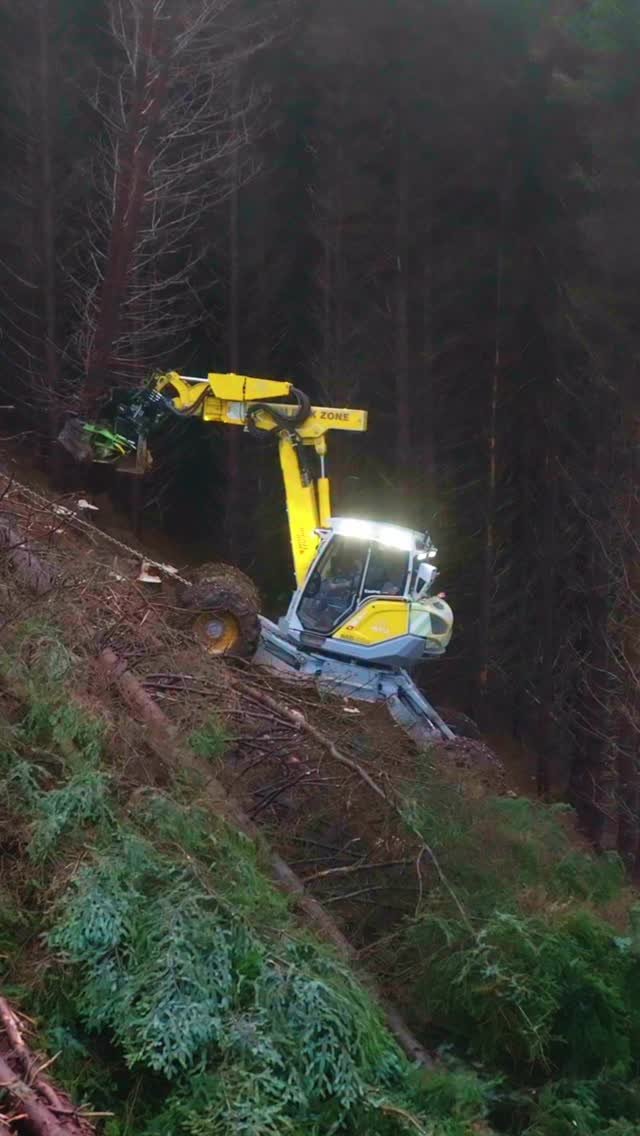 awesome_earthmovers 게시물 이미지: Getting the timing right so that the falling...