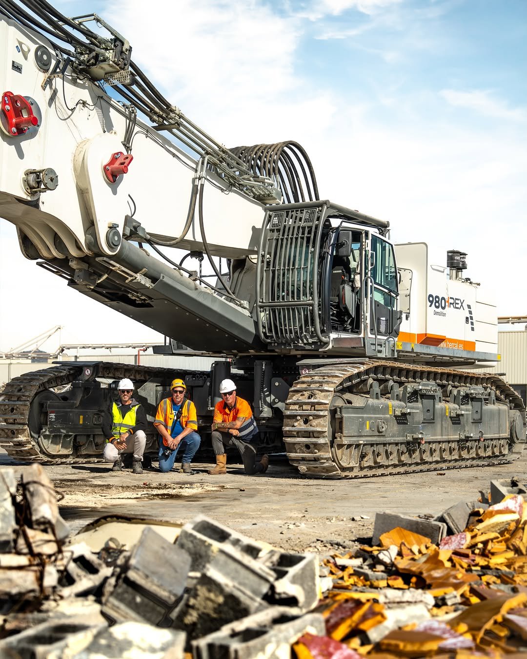 awesome_earthmovers 게시물 이미지: @hercal_diggers Liebherr R 980 demolition...