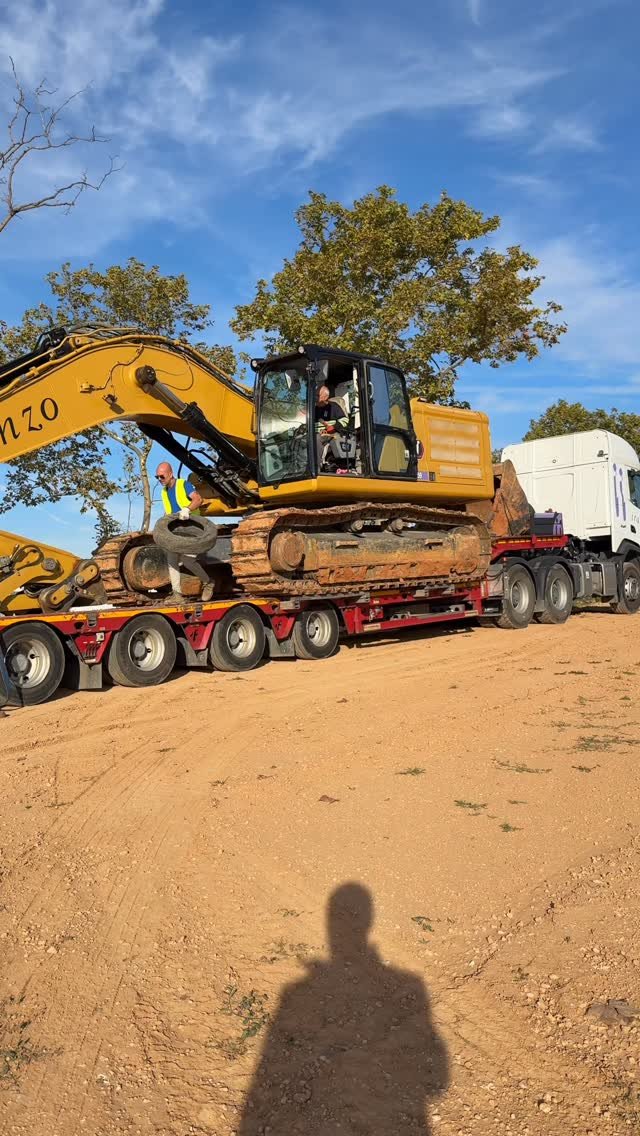 awesome_earthmovers 게시물 이미지: @iranzoexcavaciones  Cat 340 disembarking from a lowbed