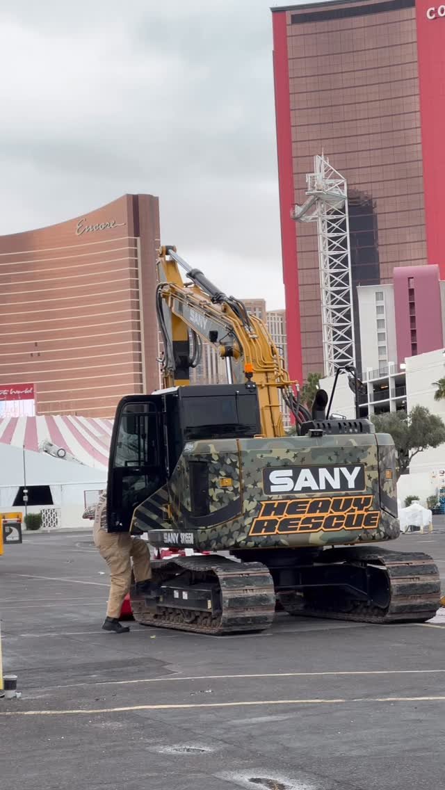 awesome_earthmovers 게시물 이미지: Sany SY155U with special wrap leaving...