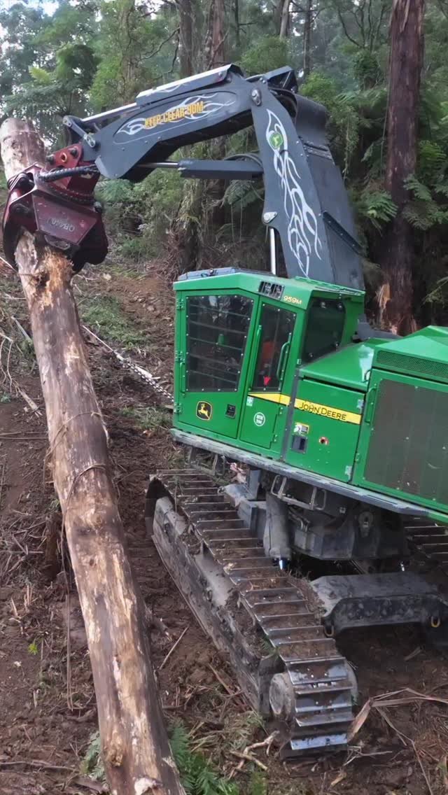 awesome_earthmovers 게시물 이미지: Mountain Logging utilising John Deere...