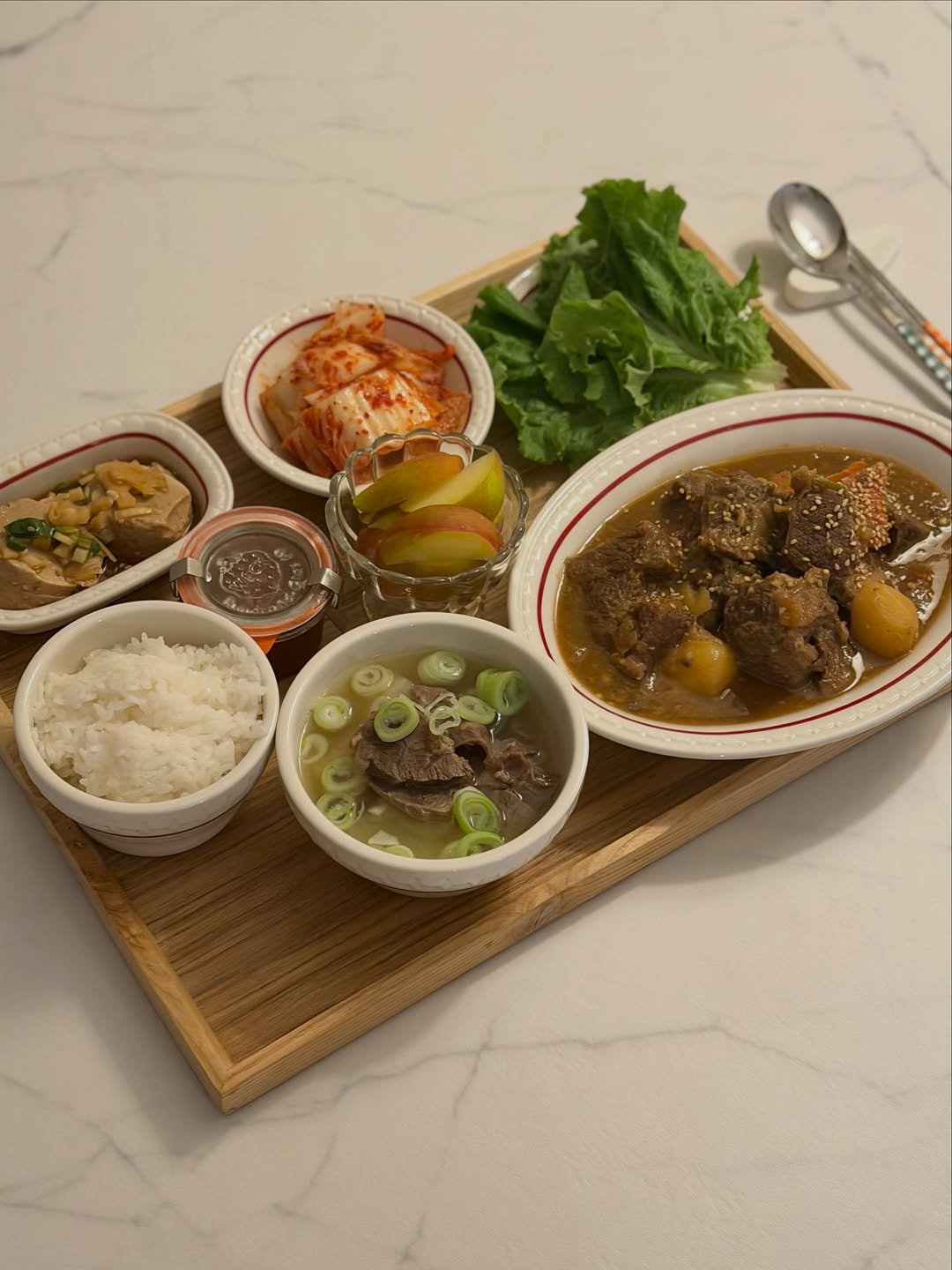 awesometable7 게시물 이미지: 오늘 우리집 늦은 집밥. :)
이제야 주방 문 닫았습니다.

무알콜 맥주 하나 들고...