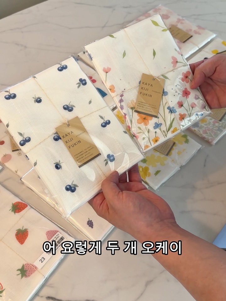 awesometable7 게시물 이미지: 우리 신랑은요 
“꽃과 나비” 그리고 “블루베리”를 골랐어요

오래 고민...