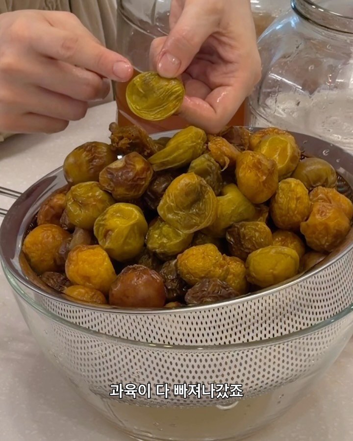 awesometable7 게시물 이미지: 매실 담근 지 한 달이 돼서, 매실을 걸러냈어요.
3개월 뒤에 걸러야 한다고도...