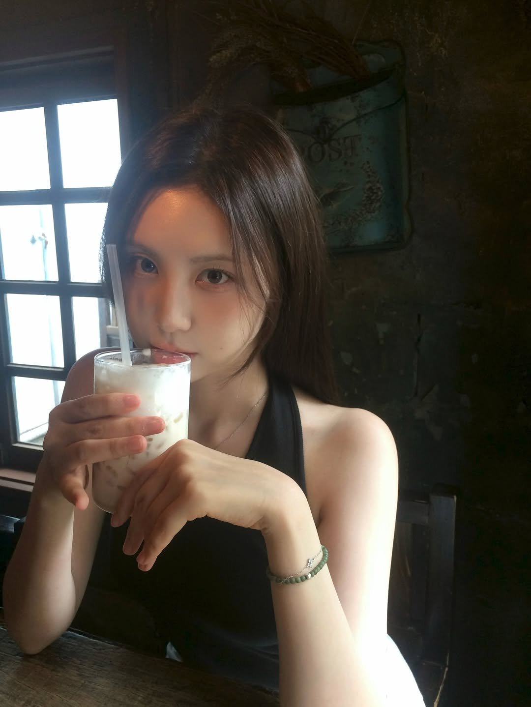 ayaageem 게시물 이미지: 느리게 흐르는 여름

집이 제일 좋은 사람이지만
요즘은 일부러 밖으로 나가
햇빛을...
