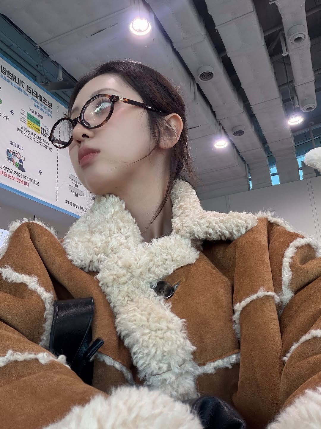 Photo by 김아야 on January 01, 2026. May be a selfie of one or more people, hair, duffle coat, overcoat, eyeglasses, parka, jacket and text.