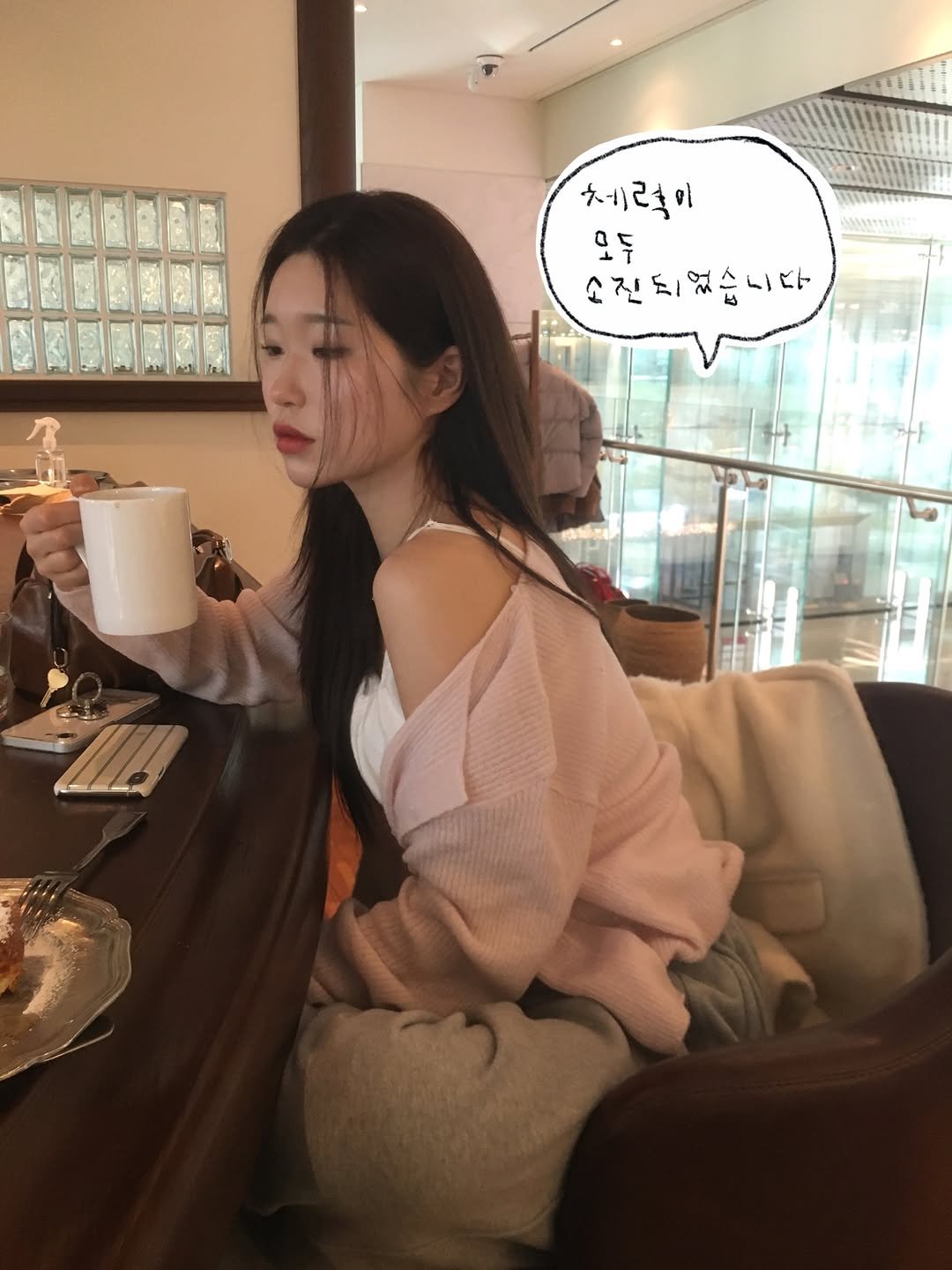 Photo by 영아 on December 12, 2025. May be an image of one or more people, hair and text that says '久己 순진되었습니다 오두 소진되었습니다'.