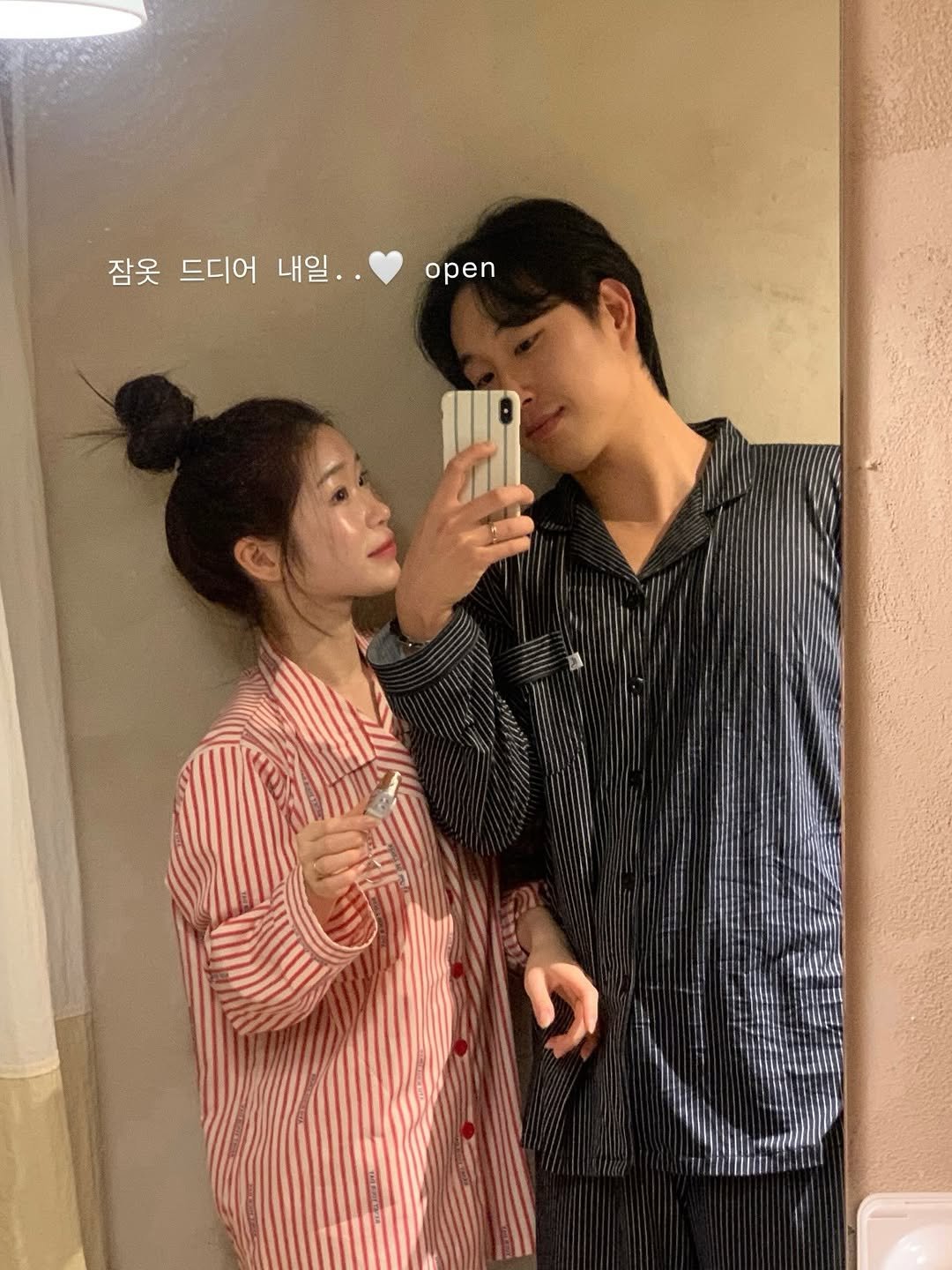 Photo by 영아 on December 10, 2025. May be a selfie of one or more people, hair, sleepwear, robe, bath robe and text that says '잠옷 드디어 내일. open'.