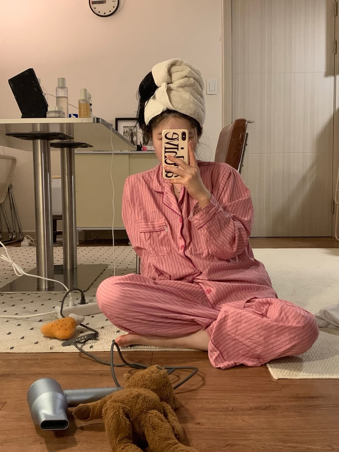 Photo by 영아 on January 31, 2026. May be a selfie of sleepwear, hair dryer, robe, bath robe and text.