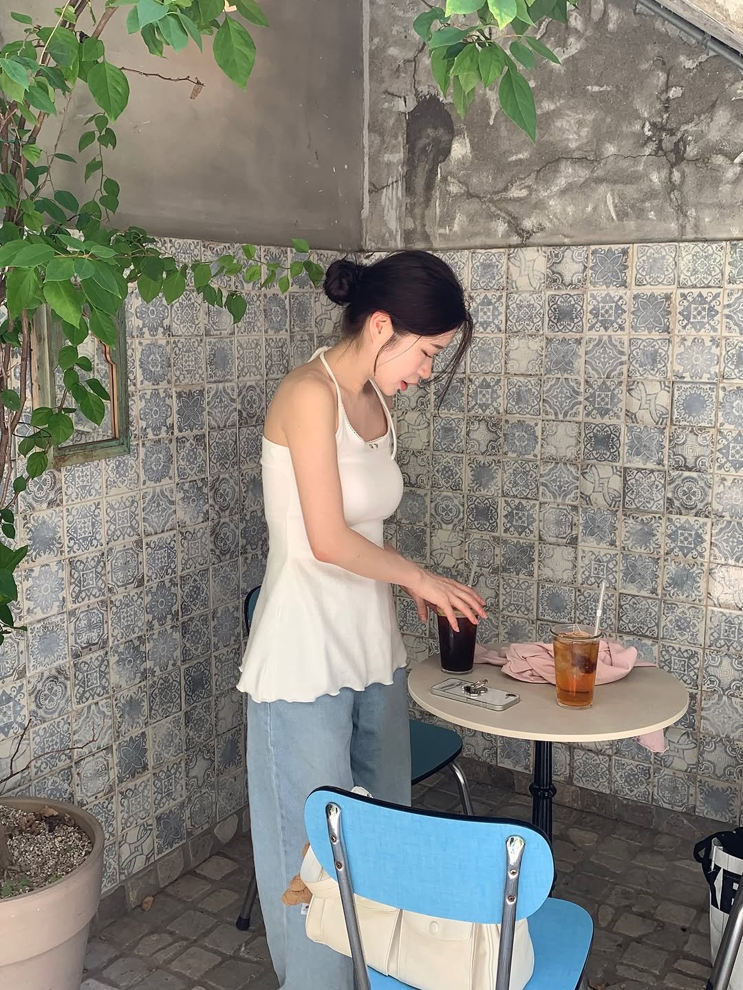 Photo by 영아 on August 12, 2025. May be an image of 1 person, cornflower and ivy.
