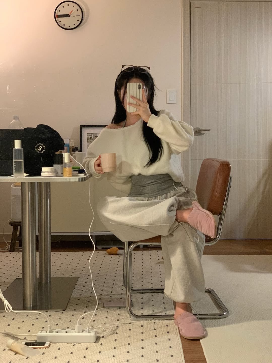 Photo by 영아 on February 06, 2026. May be an image of one or more people, hair, sleepwear, bath robe, mirror, sweatpants, baby's-breath and text.