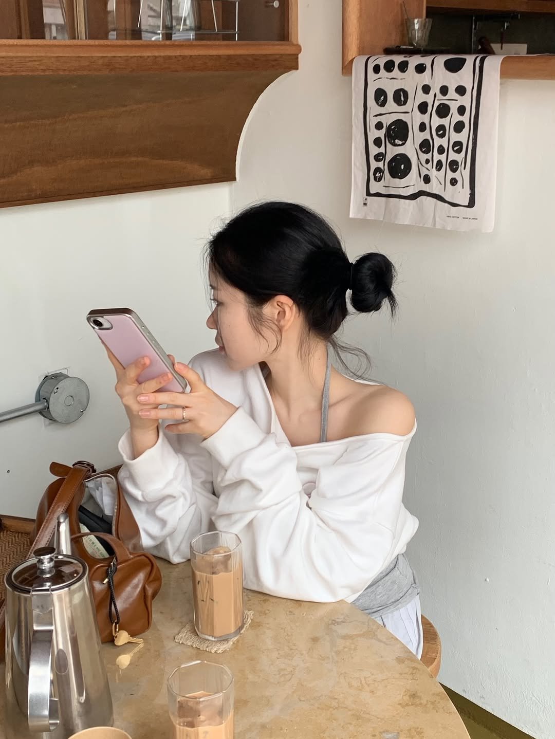 Photo by 영아 on February 12, 2026. May be an image of phone, top, cornflower and text.