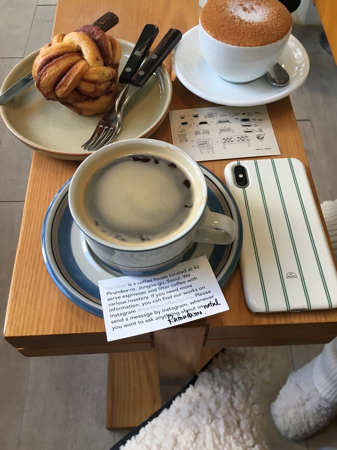 Photo by 영아 on December 15, 2025. May be an image of cinnamon roll, coffee, coffee cup, tea, cappuccino and text.