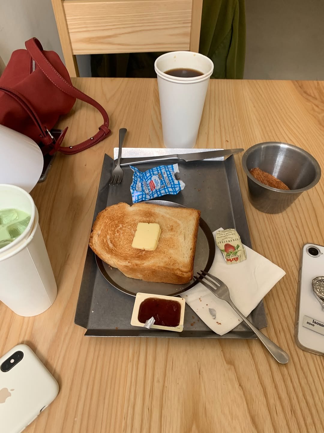 Photo by 영아 on November 07, 2025. May be an image of crumpet, sandwich, butter, toast, cornflower and text.