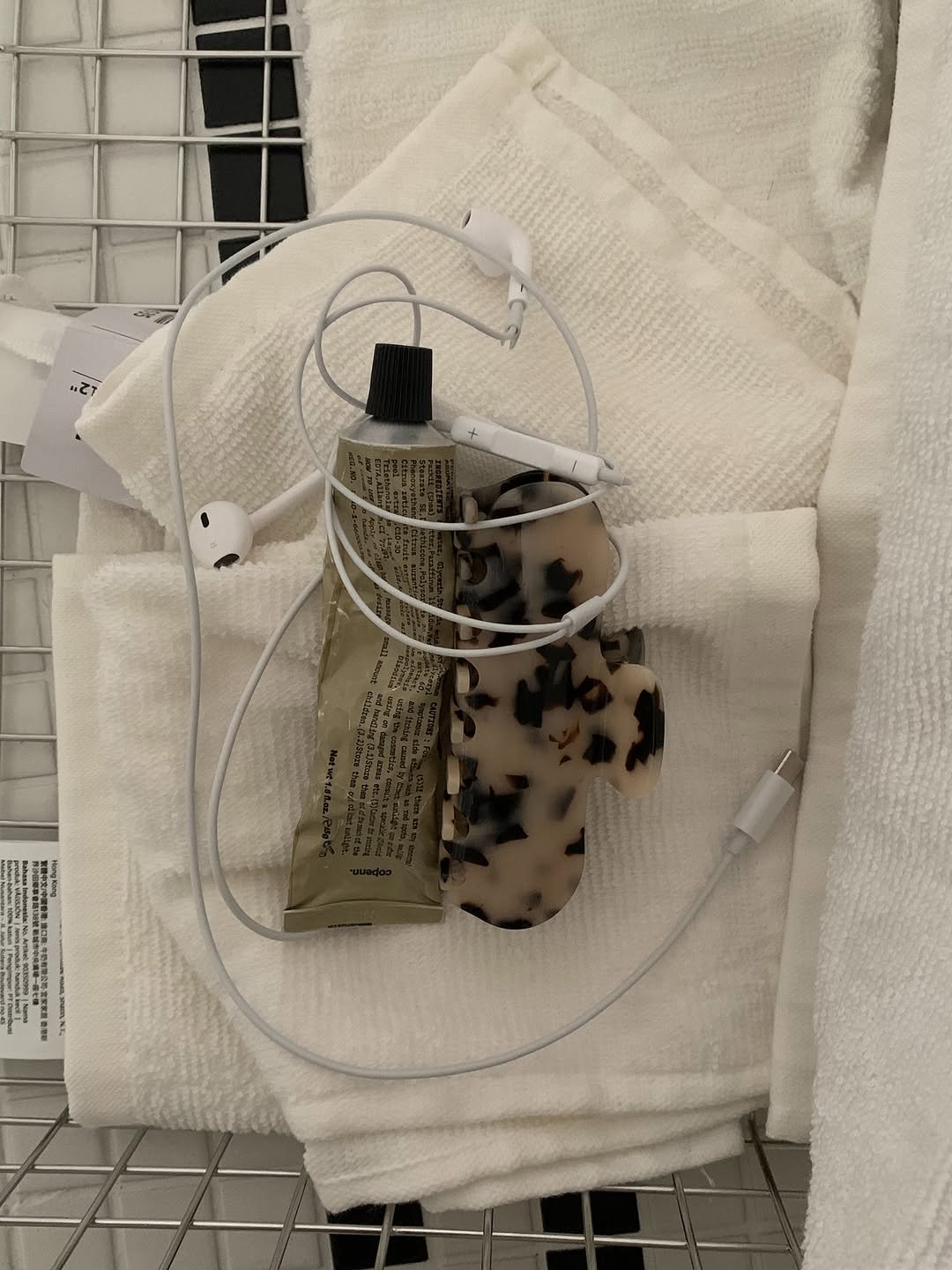 Photo shared by LAONNE, 라온느 on April 27, 2026 tagging @ayoungyun__. May be an image of towel rack, thermostat, bathmat and text.